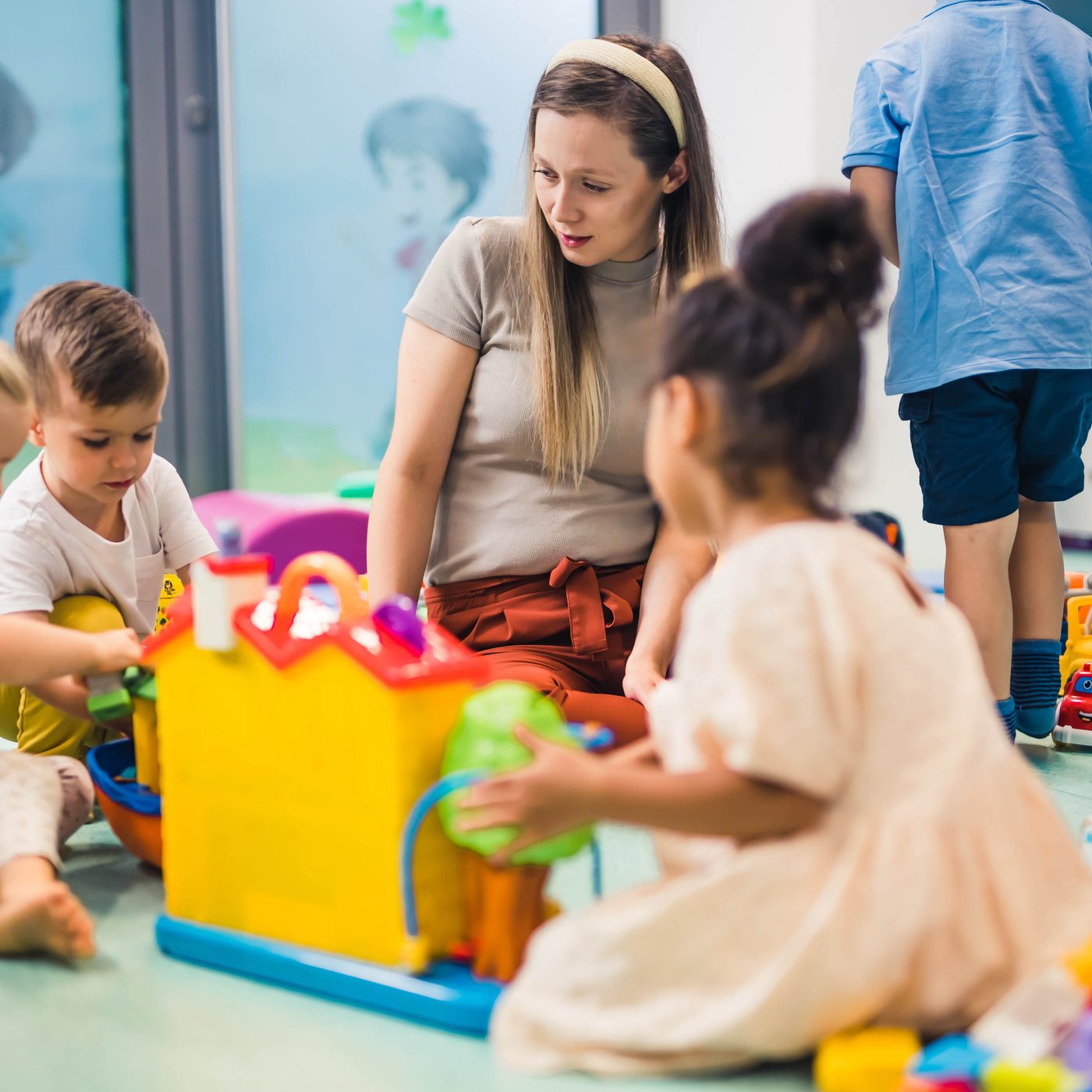 Professionnelle de la petite enfance en activité avec de jeunes enfants