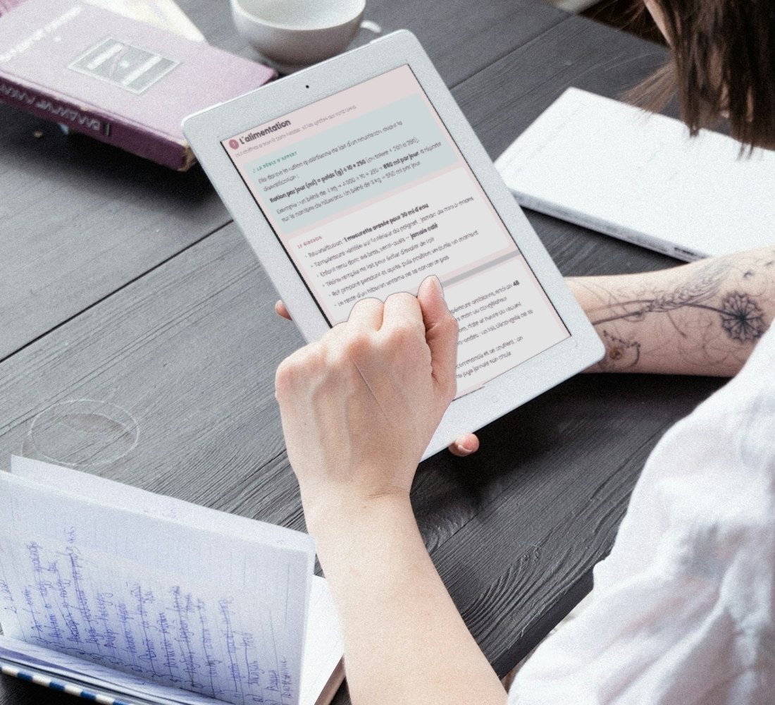 Une candidate révise la règle d'Appert sur sa tablette, à côté de son cahier de notes