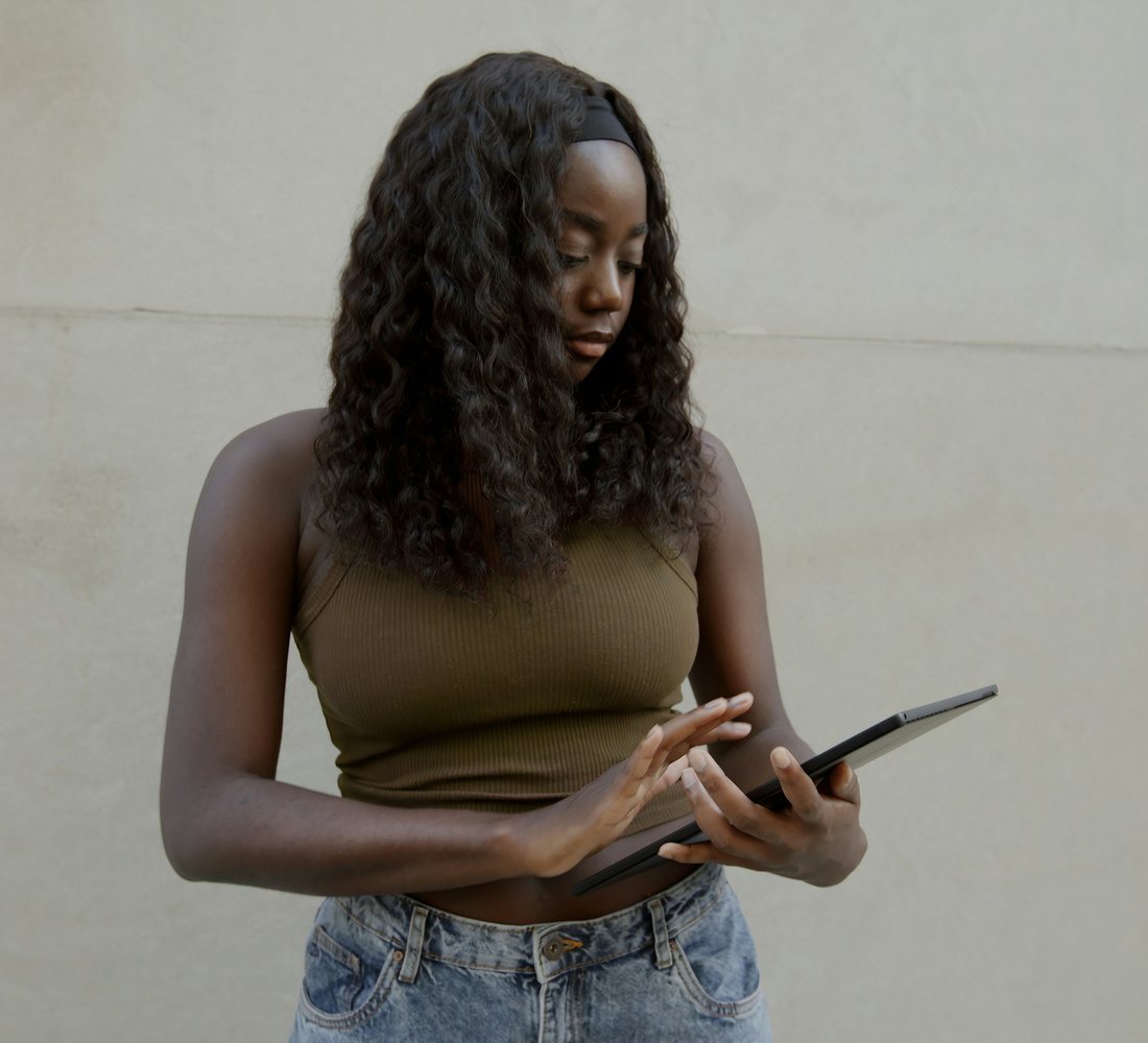 Une jeune femme qui consulte sa tablette