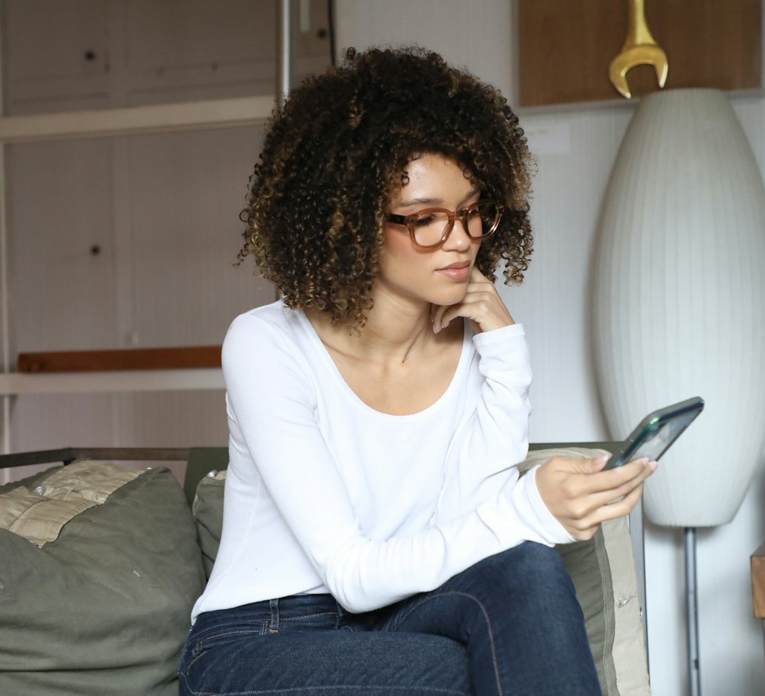Une jeune femme qui révise sur son téléphone