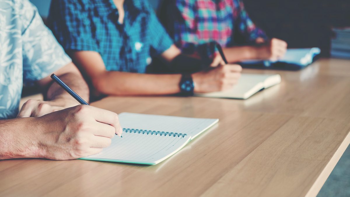 Candidats composant sur table lors d'un examen écrit, contexte des épreuves du CAP AEPE
