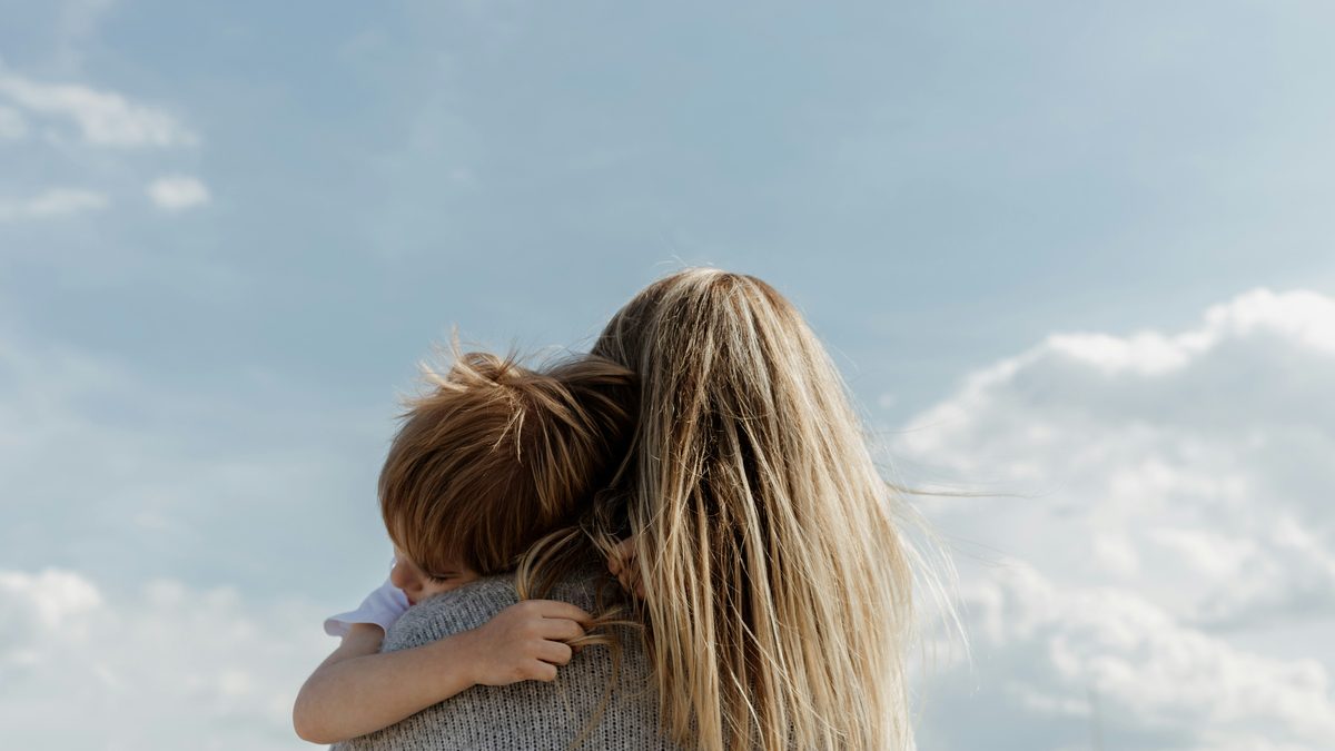 Jeune enfant blotti dans les bras de son parent au moment de la séparation