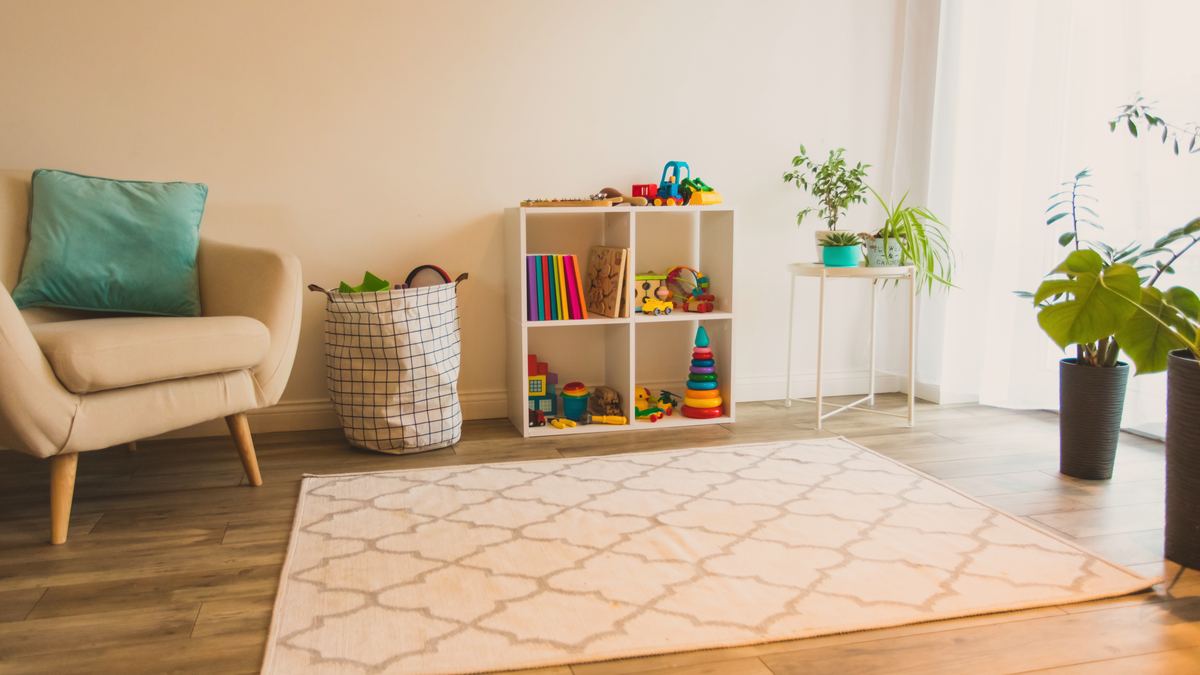 Espace de vie d'une crèche aménagé avec des jeux à hauteur d'enfant
