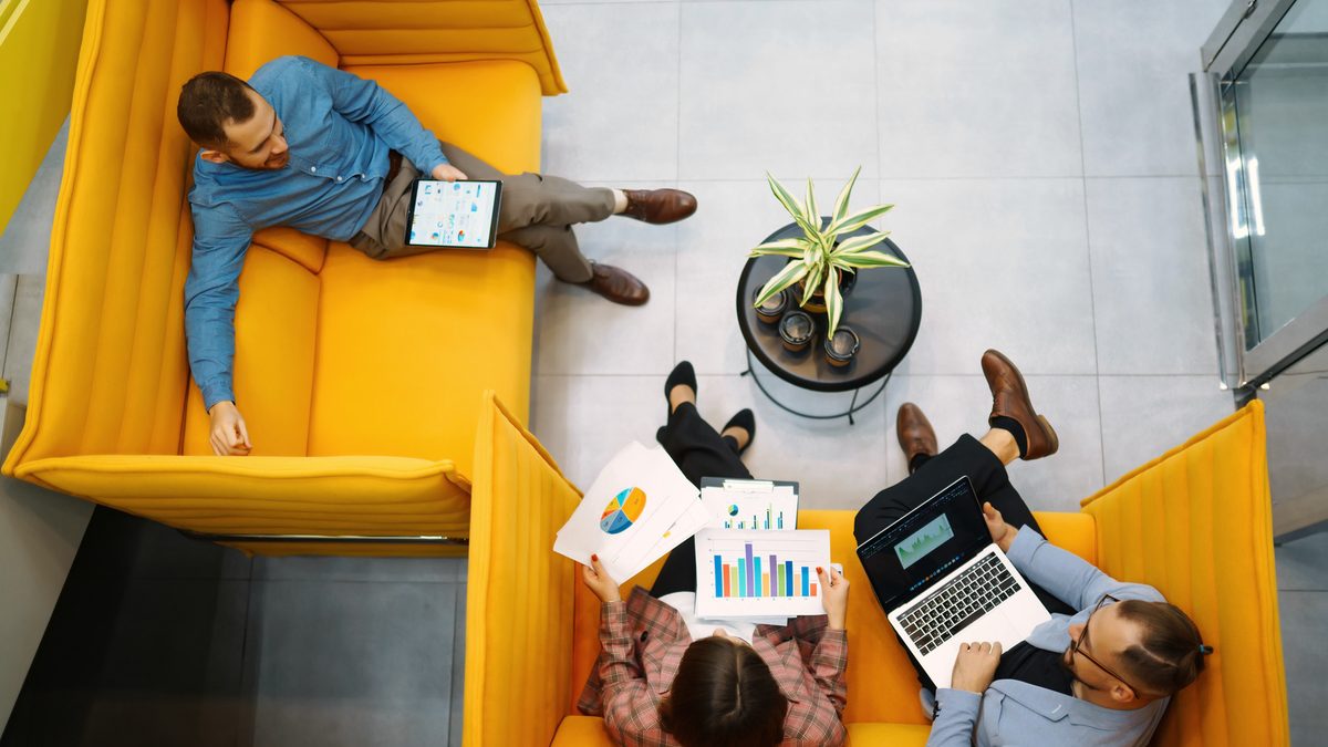 Des collègues discutent d'un sujet de travail autour d'un bureau