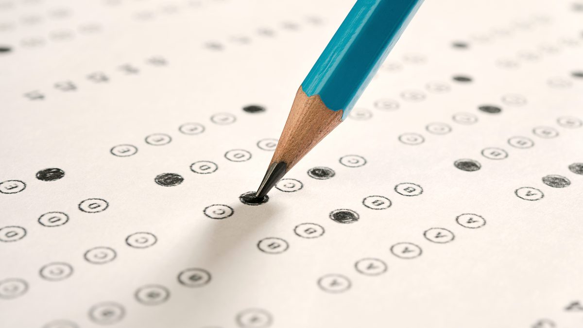 Crayon posé sur une grille de réponses à choix multiple en cours de remplissage