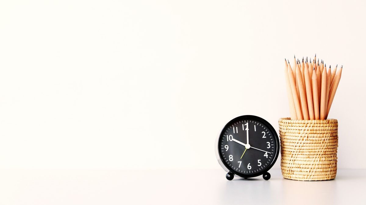 Horloge et carnet, symbole du minutage de l'oral EP1 du CAP AEPE