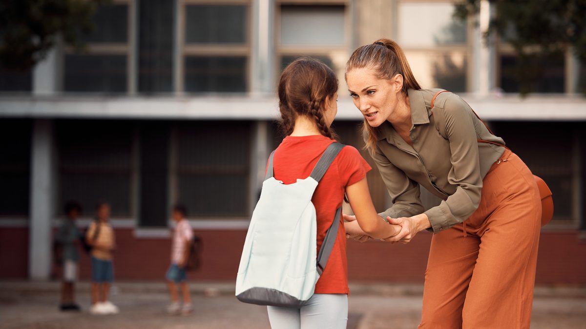 Accueil en crèche : une professionnelle accompagne la séparation entre un enfant et son parent