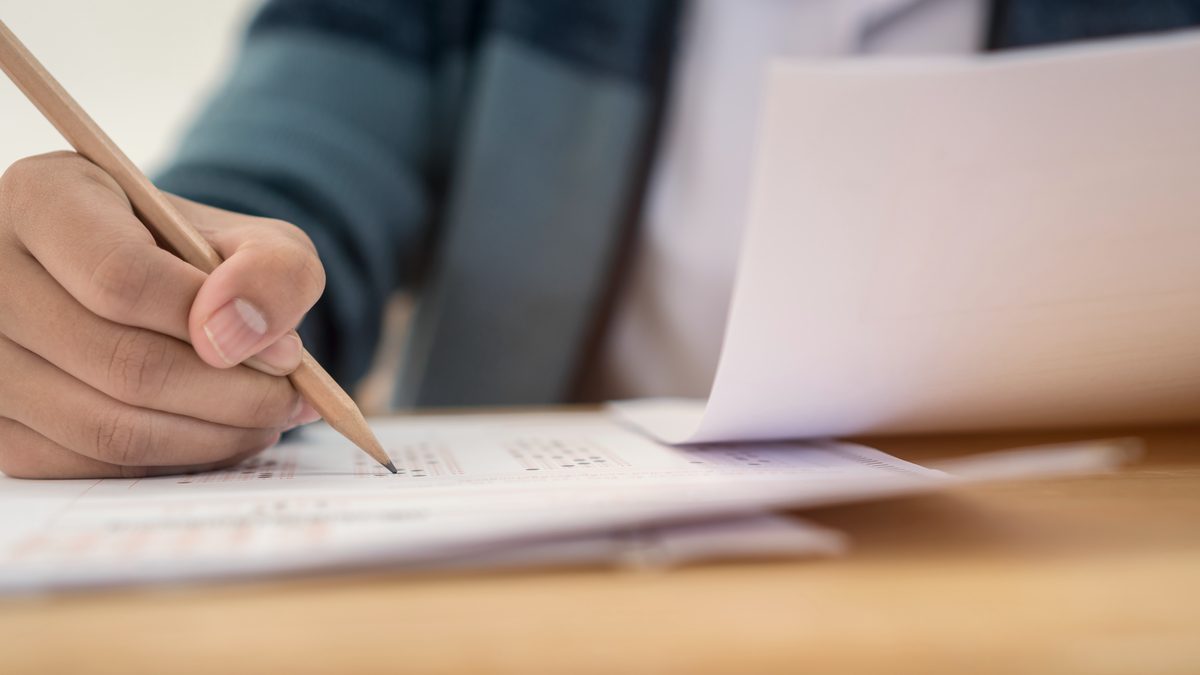 Copie d'examen et stylo, symbole de l'épreuve écrite EP2 du CAP AEPE