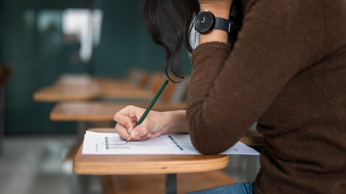 Candidate en situation d'oral d'examen du CAP AEPE