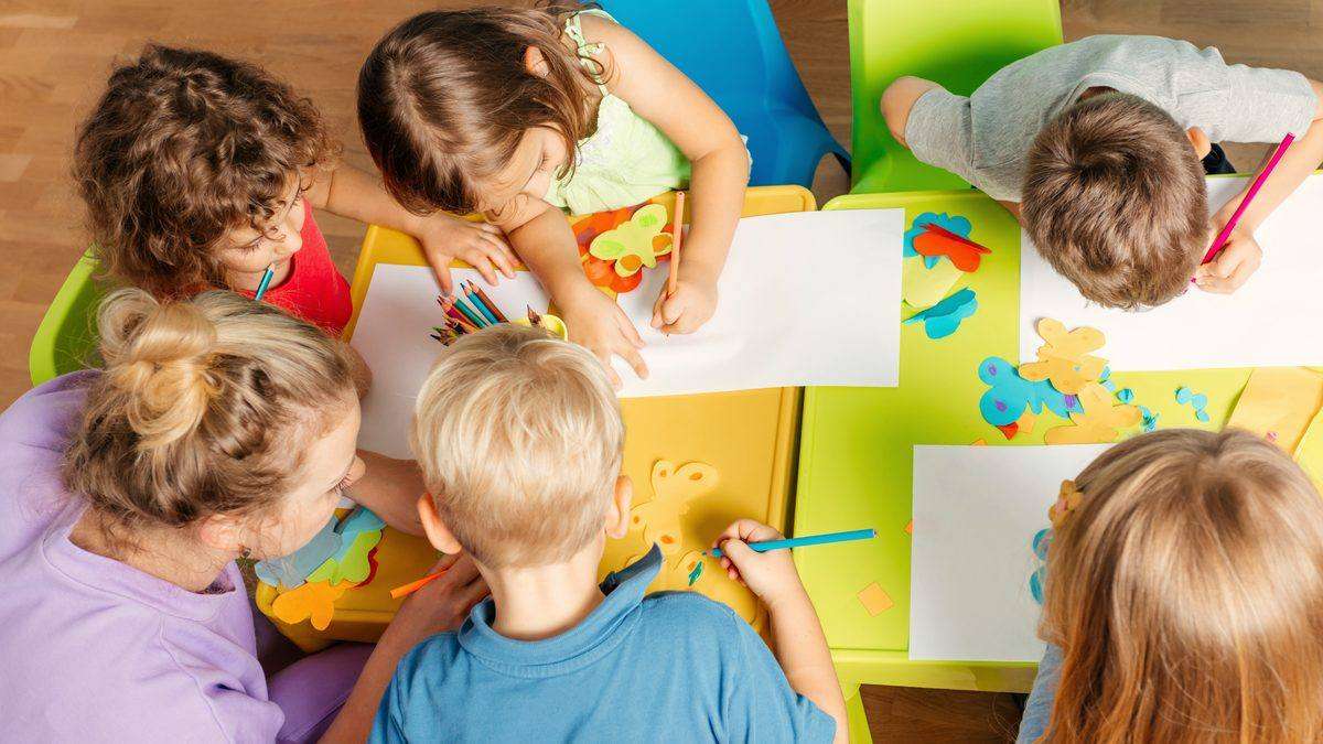 Table d'activités manuelles vue de dessus avec papiers et jeux, support d'une fiche activité EP1