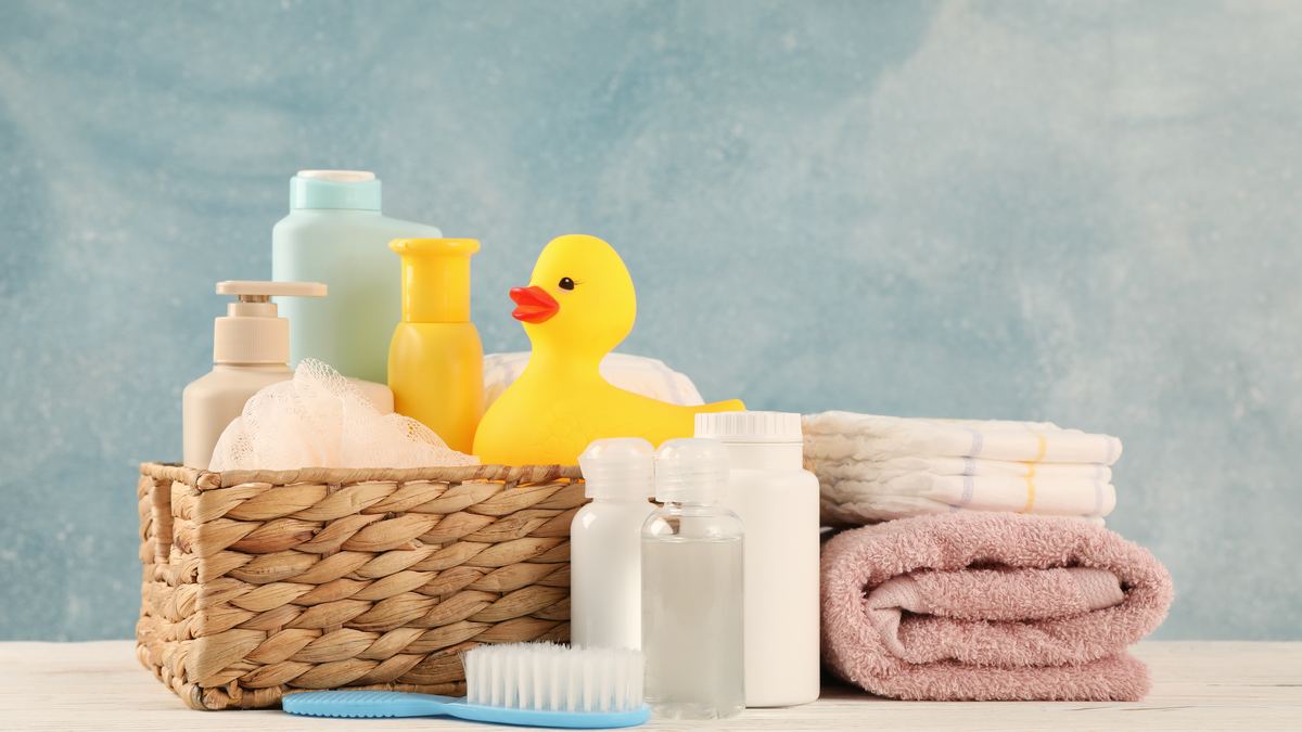 Petit linge et matériel de soin sur un plan de travail, support d'une fiche de soin EP1