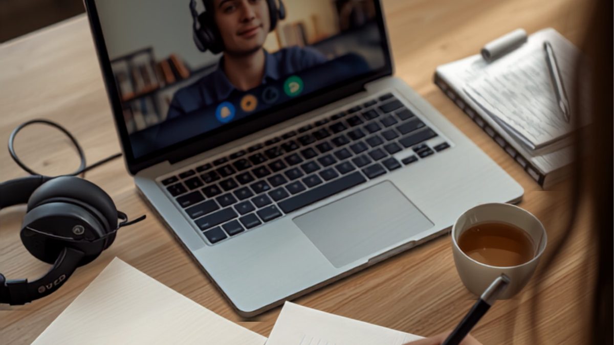Ordinateur portable ouvert sur un cours en visioconférence, casque, cahier de notes et fiches : suivre la formation d'auxiliaire de puériculture à distance