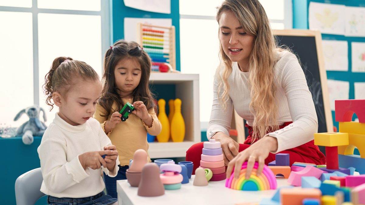 Professionnelle sereine dans une salle de crèche, symbole de la confiance en stage