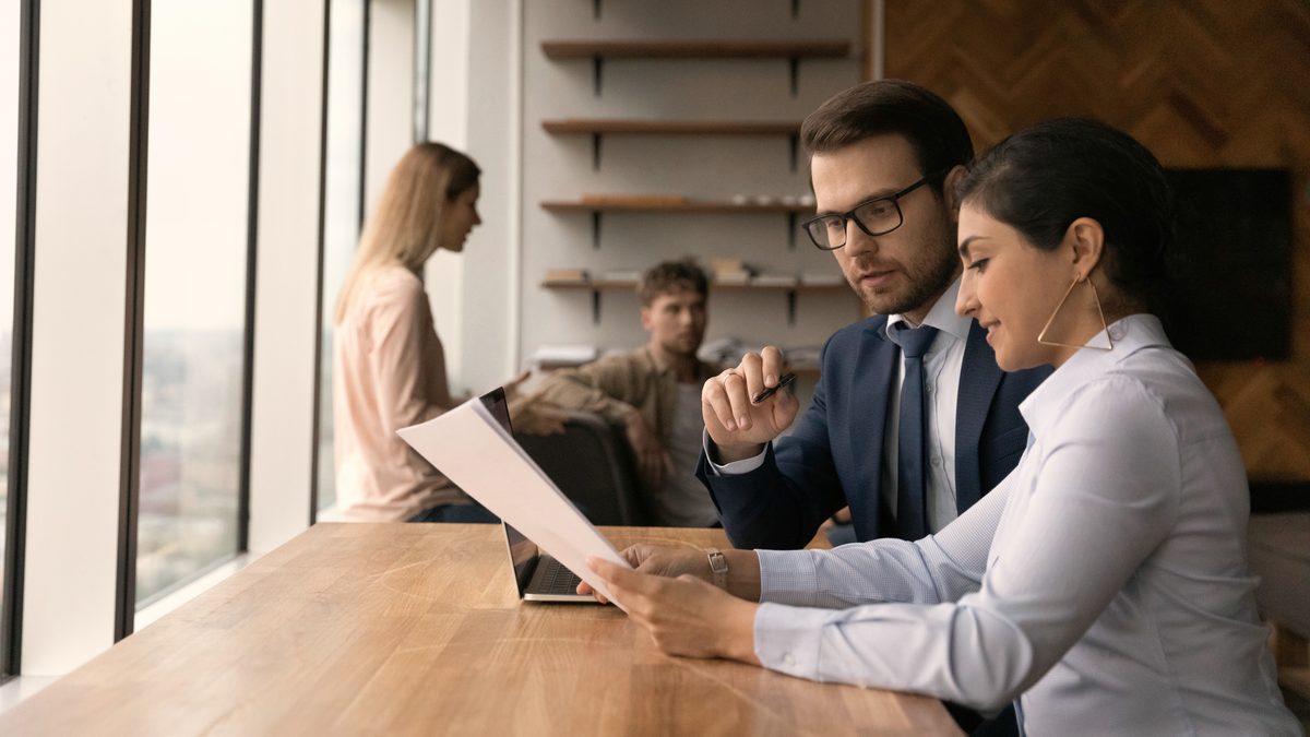 Deux professionnelles en entretien autour d'un document, échange d'encadrement en milieu professionnel