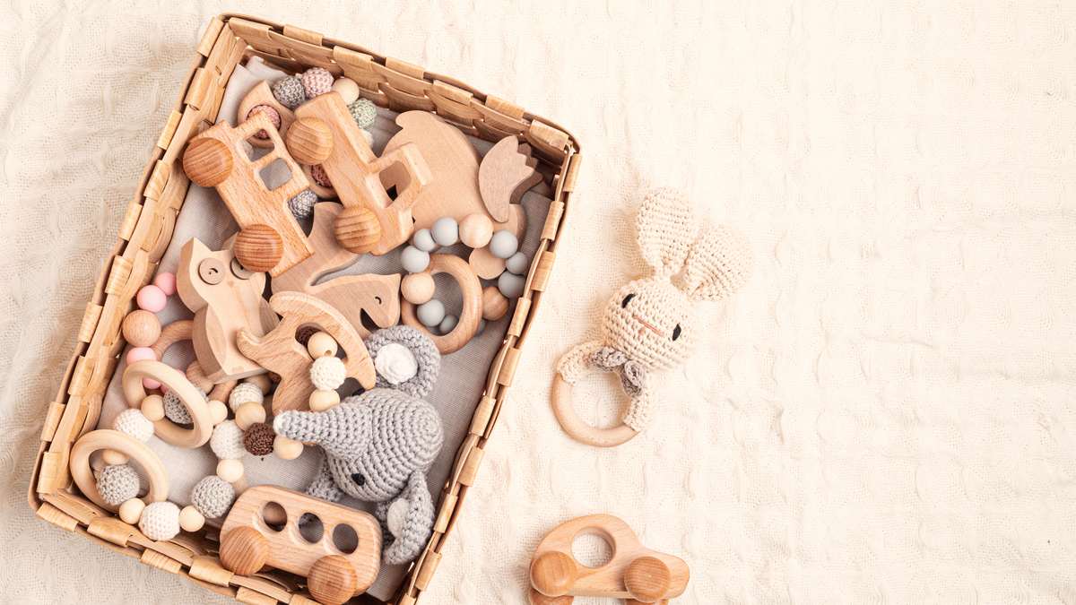 Panier de jouets de dentition en bois dans une section de crèche