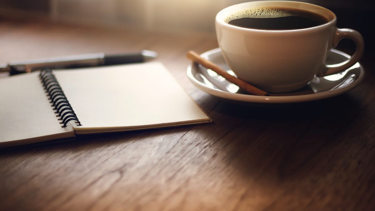 Carnet et tasse de thé posés au calme, symbole de la gestion du stress en stage