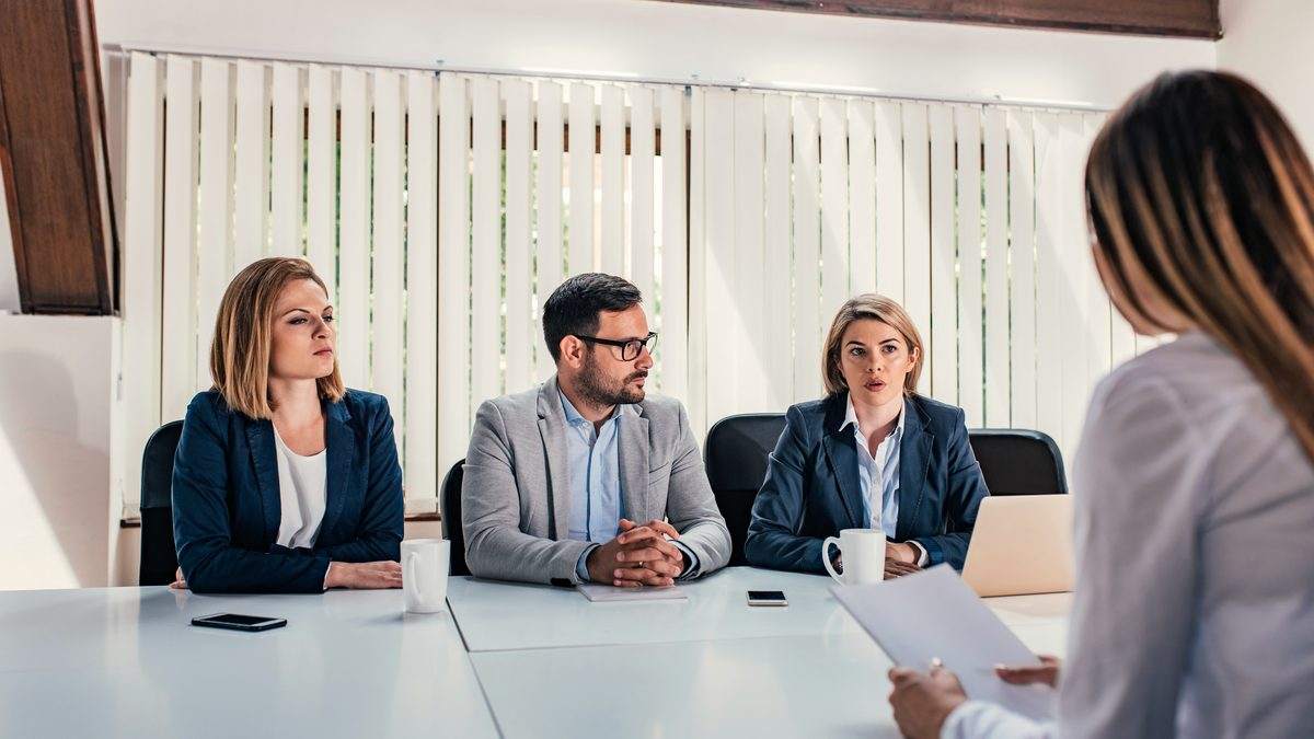 Candidate face à un jury de trois professionnels lors d'une épreuve d'examen