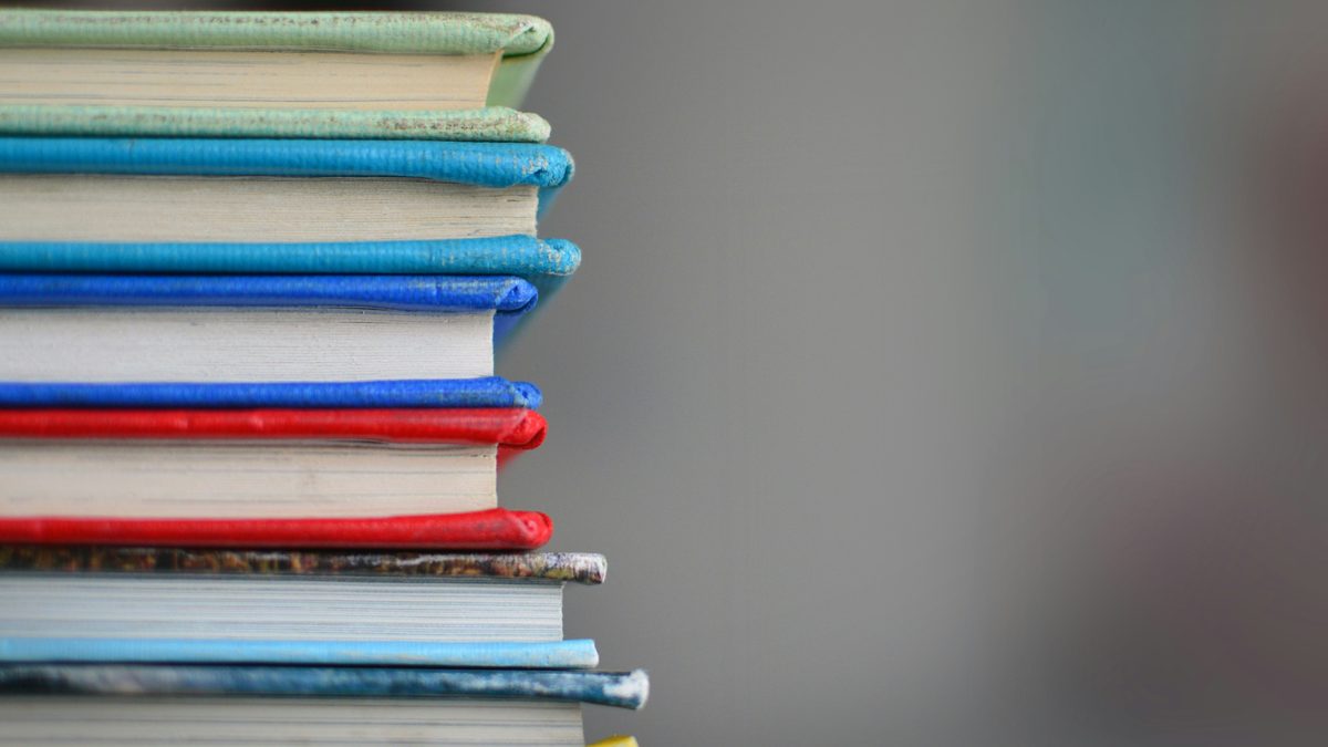 Pile de manuels et de cahiers pour réviser le module 5 de la formation d'auxiliaire de puériculture