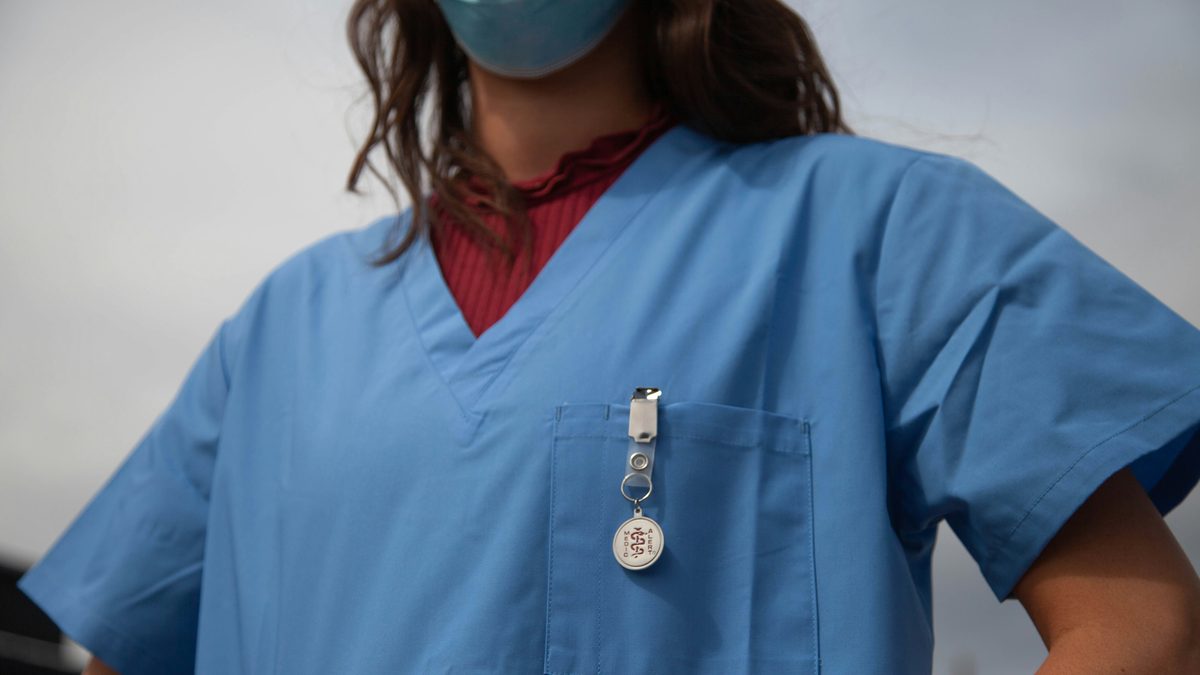 Professionnelle de santé en tenue illustrant l'hygiène et la prévention des risques du module 8 auxiliaire de puériculture