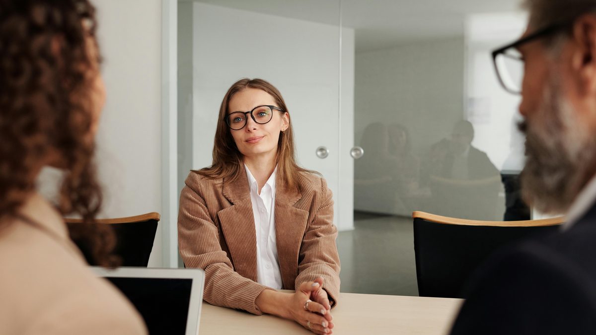 Membre du jury posant des questions à une candidate à l'oral d'auxiliaire de puériculture