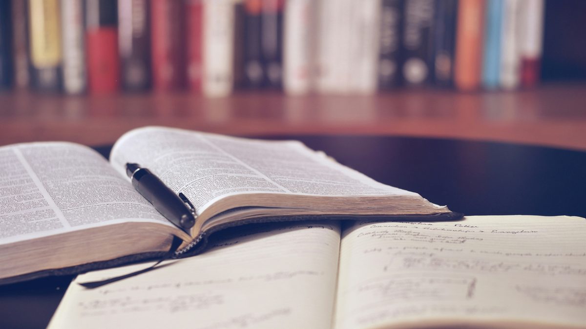 Cahier de notes ouvert pour préparer l'oral EP1 du CAP AEPE