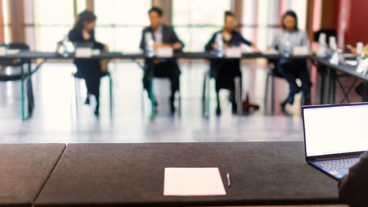 Jury de professionnels installé derrière une table avant un entretien