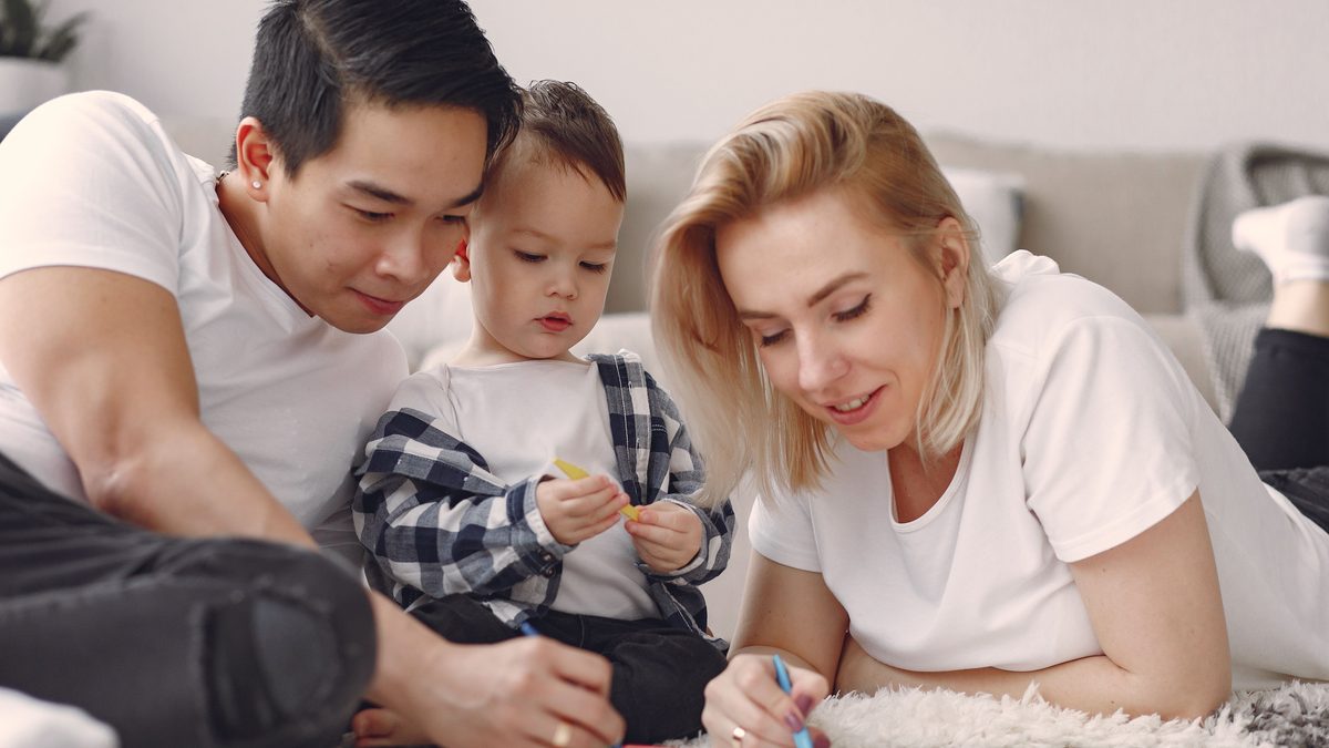Parents avec leur jeune enfant à la maison, en train de préparer leur demande de place en crèche