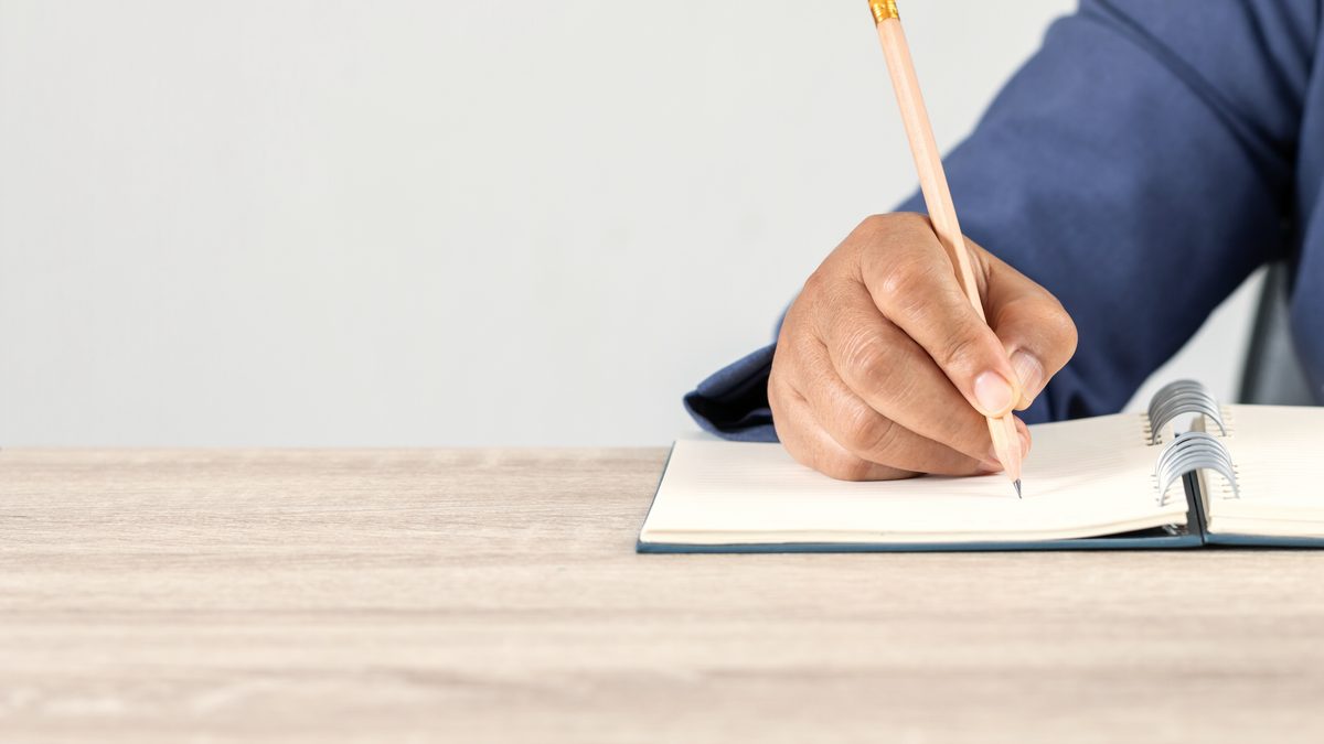 Stagiaire en petite enfance prenant des notes, symbole de la progression en stage
