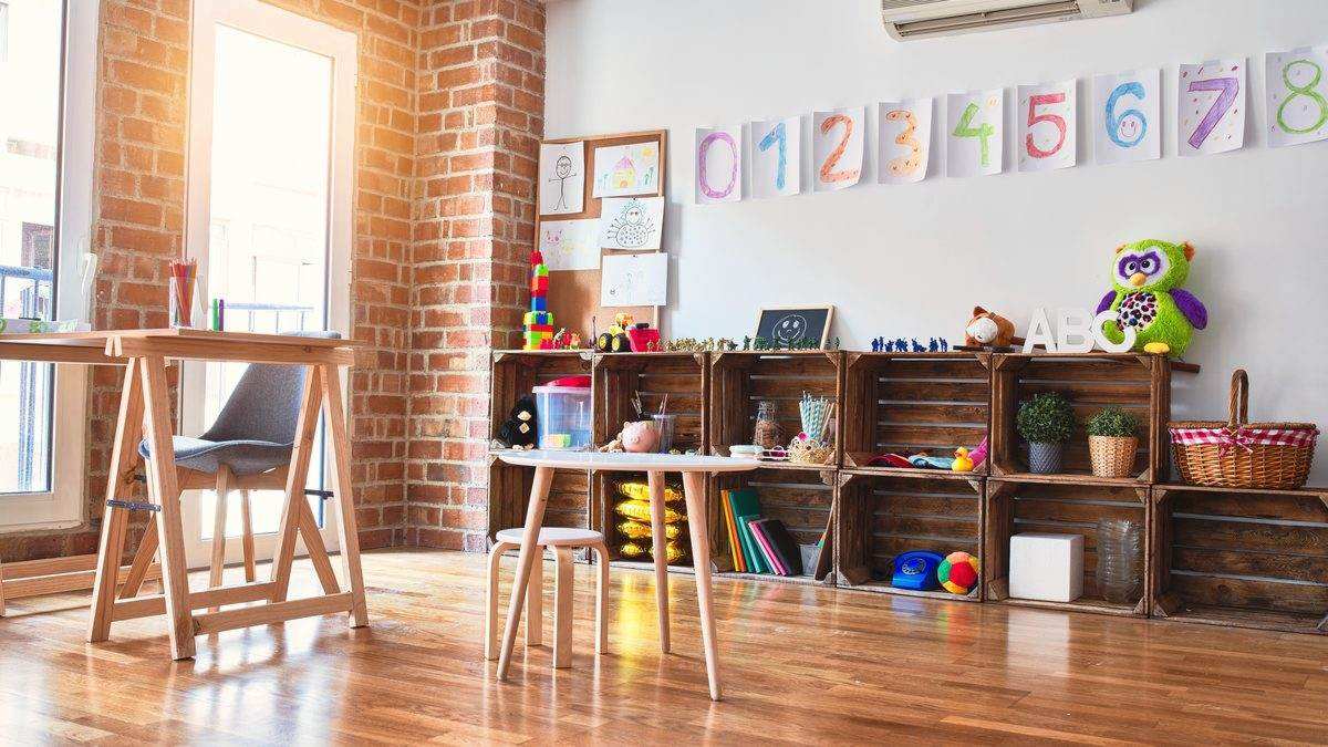 Salle de crèche lumineuse avec coin jeux, mobilier bas et matériel à hauteur d'enfant