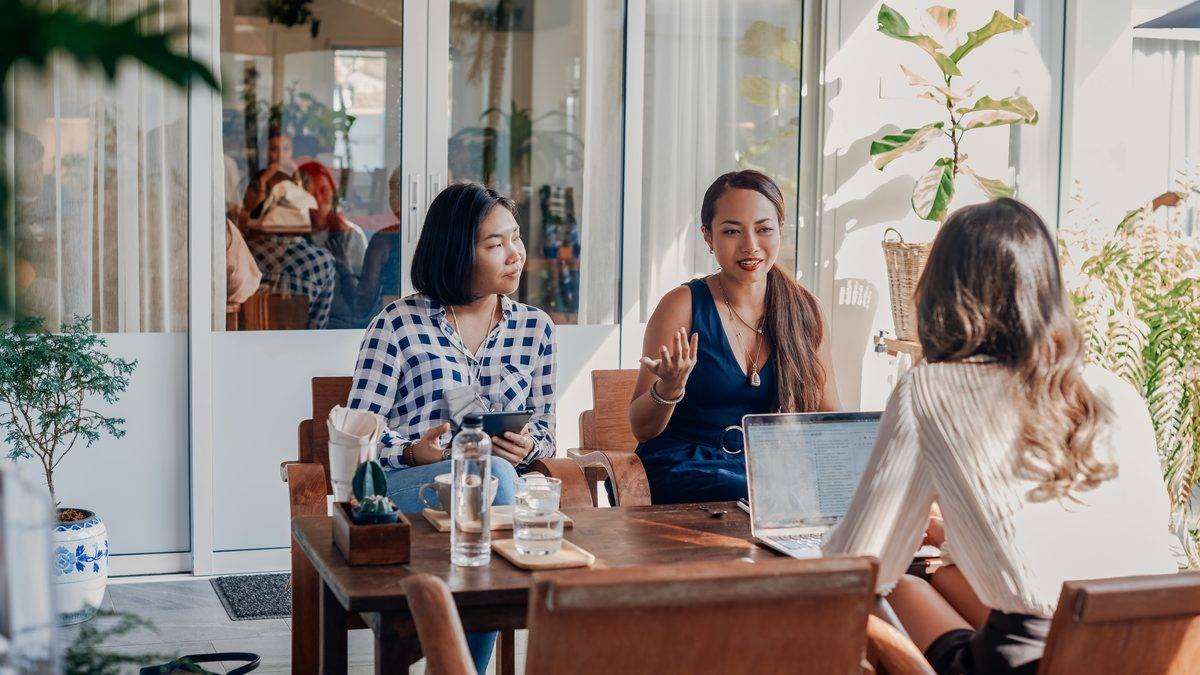 Équipe de professionnelles réunies autour d'une table pour travailler sur un document