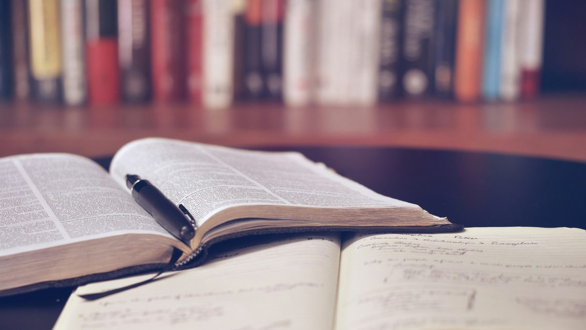 Cahier de cours ouvert et prise de notes pour préparer le rattrapage d'un bloc de compétences du DEAP