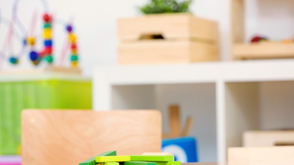 Étagères de jeux et matériel d'éveil dans une salle de crèche, lieu du stage CAP AEPE