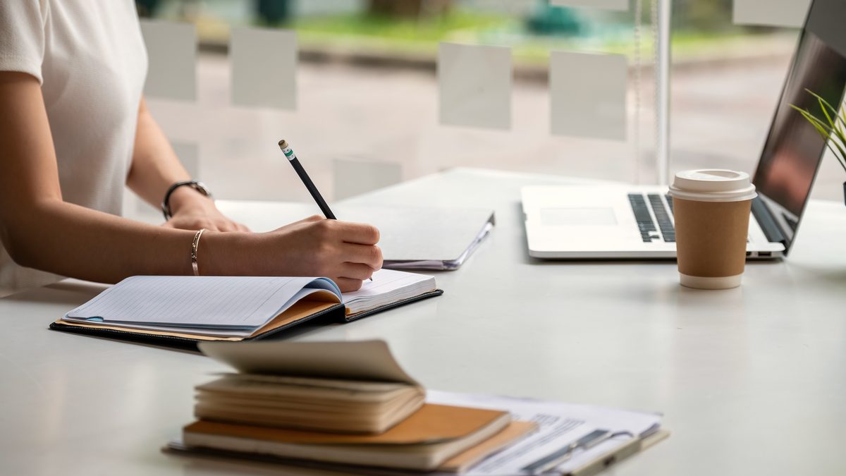 Étudiante auxiliaire de puériculture prenant des notes en formation