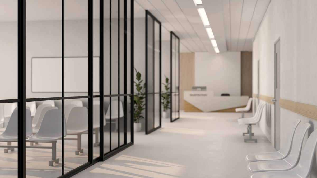 Couloir clair d'un service de pédiatrie, symbole du stage à l'hôpital