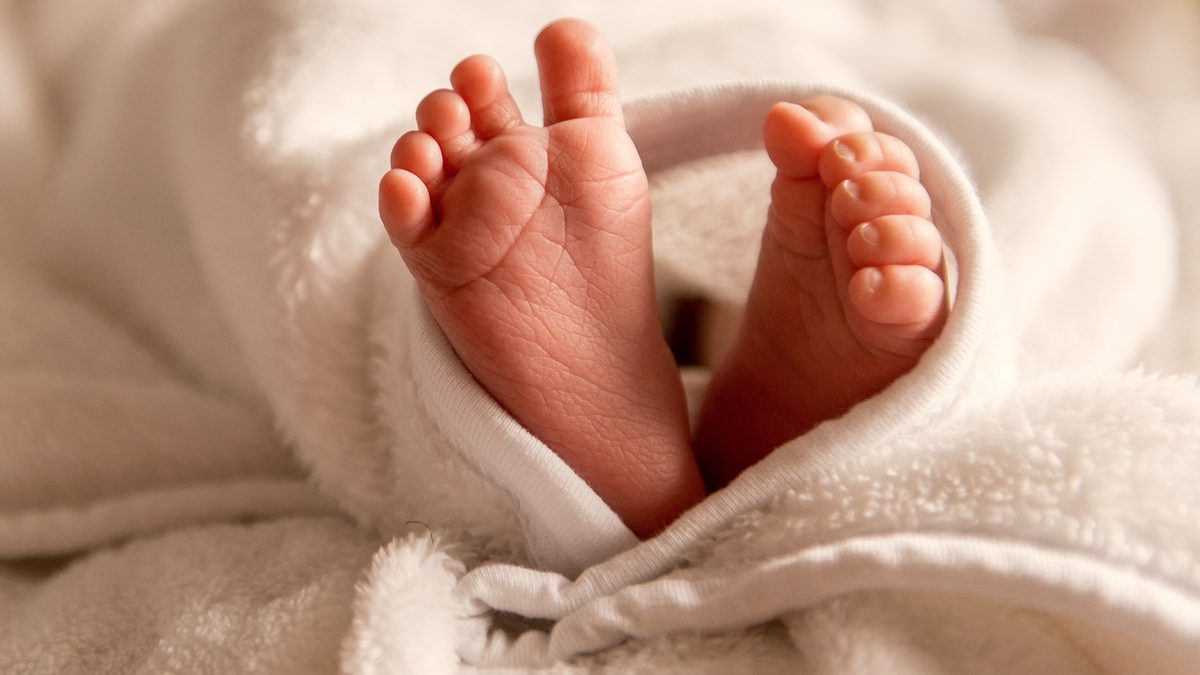 Petits pieds de nouveau-né dans une couverture, symbole du stage en maternité