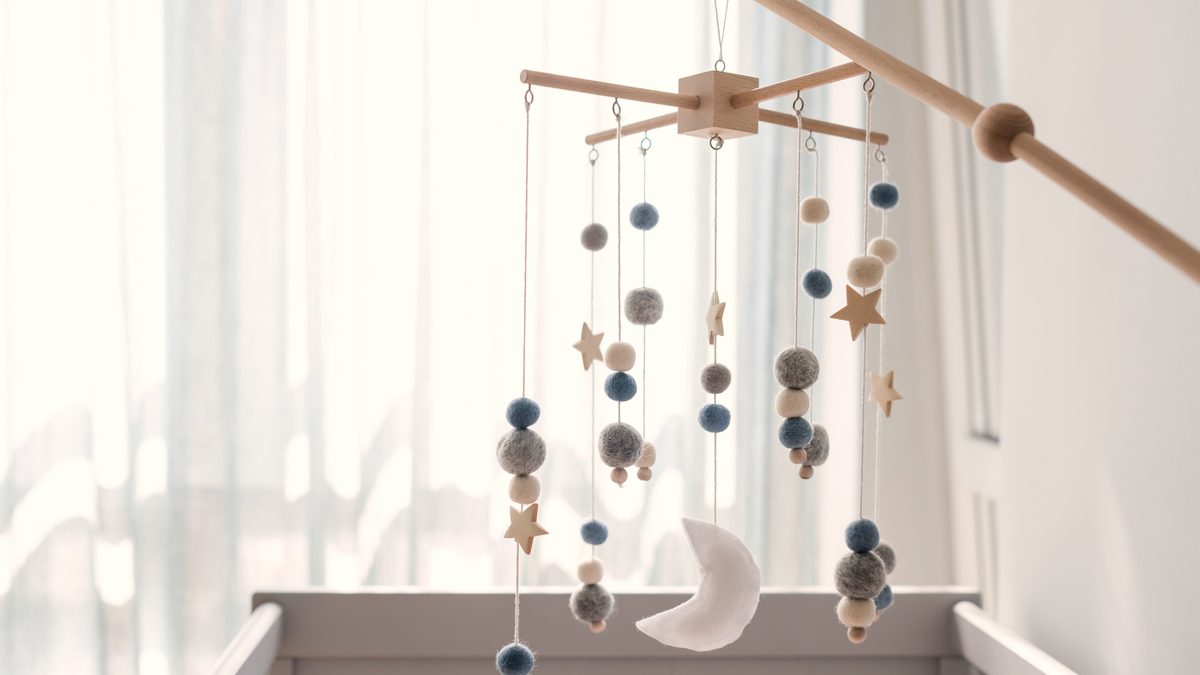 Un mobile de berceau avec étoiles et lune