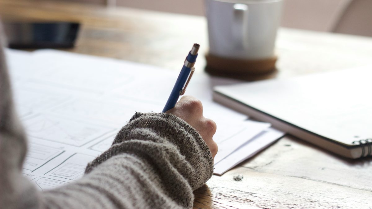 Main remplissant le dossier de recevabilité d'une VAE