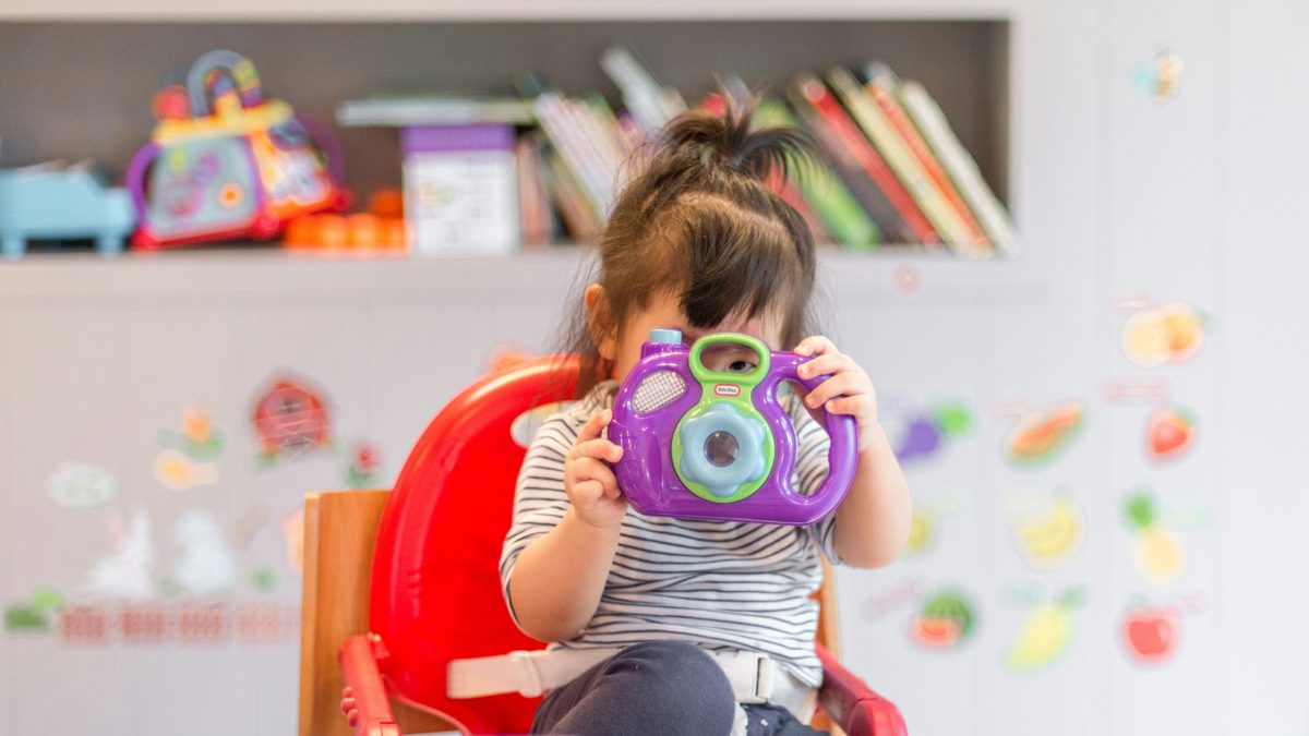 Jeune enfant jouant dans une section de crèche, dans un espace d'éveil aménagé : le quotidien d'une professionnelle de crèche